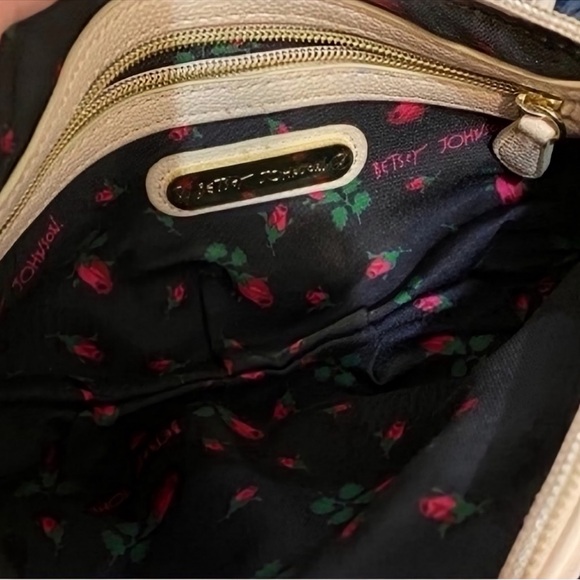 Elegant Betsey Johnson Black and Cream Bow Accent Women's Bag - Picture 3 of 3